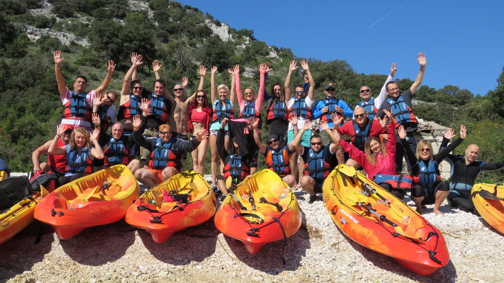 Grupa ljudi maše ispred kayaka nakon ili prije odlaska na kayaking tour u Istri