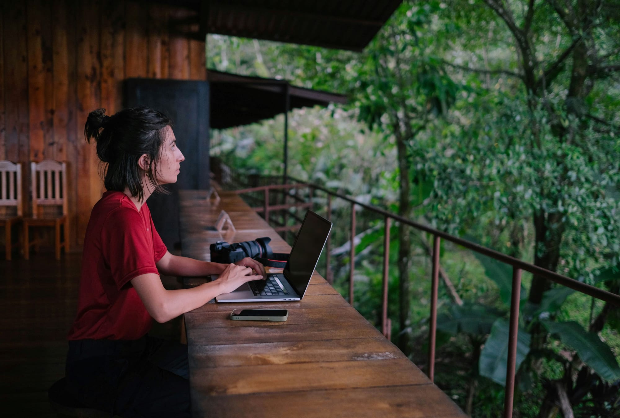 Turistkinja uživa u pogledu na džunglu dok radi na laptopu