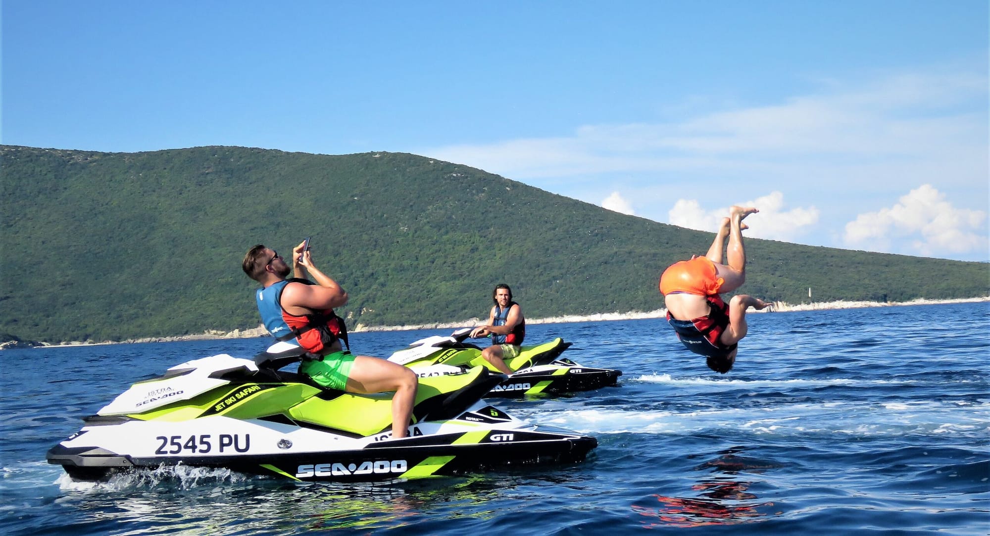 Osoba skače salto s vodenog skutera u Istri