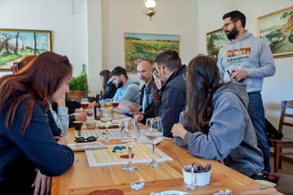 Grupa Adriagate zaposlenika igra rimsku igru na ploči - Latrunkuli, u sklopu svog team buildinga